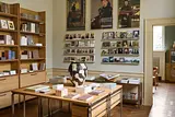 Butikken er åben i museets åbningstid tirsdag-søndag kl. 10-17.
