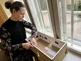 Museumsinspektør og kurator Camilla Klitgaard Laursen med en af udstillingsmodellerne.