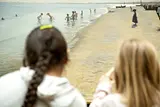 "Sommerdag ved Skagens Sønderstrand" 1884 P. S. Krøyer...piger kigger på drengene der bader.