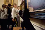 Skoleklasse bevæger sig gennem salene..."Loke" holder øje. Foto Oncotype
