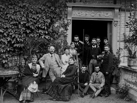 Die Familie Hirschsprung hatte häufig Besuch von Künstlern und Musikern in ihrem Sommerhaus nördlich von Kopenhagen. Hier sieht man die Gesellschaft nach einem Billardspiel im Sommer 1888. Hinter Pauline, im schwarzen Kleid sitzend, ist Tochter Ellen zu erkennen und in der Mitte der Gruppe in der Tür P. S. Krøyer.
