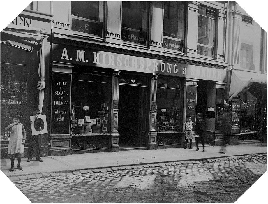 Die Brüder Hirschsprung waren geschäftstüchtig. 1870 eröffneten sie einen modernen neuen Laden in der Østergade 6, der heute noch bei einem Bummel durch die Fußgängerzone zu sehen ist, auch wenn hier kein Tabak mehr verkauft wird.
