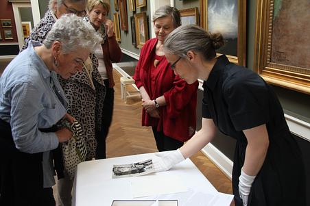 Direktør Gertrud Oelsner viser fotografier af kunsteren L.A. Ring frem fra museets arkiver til det månedlige Forskerkvarter.
