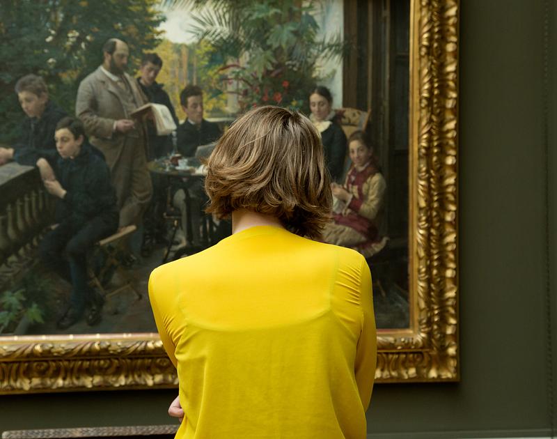 familien-hirschsprung-maleri-gul-bluse-publikum