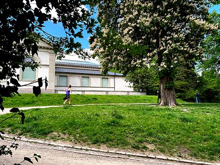 Hirschsprung-samling-museum-park-løber-exterior-forår