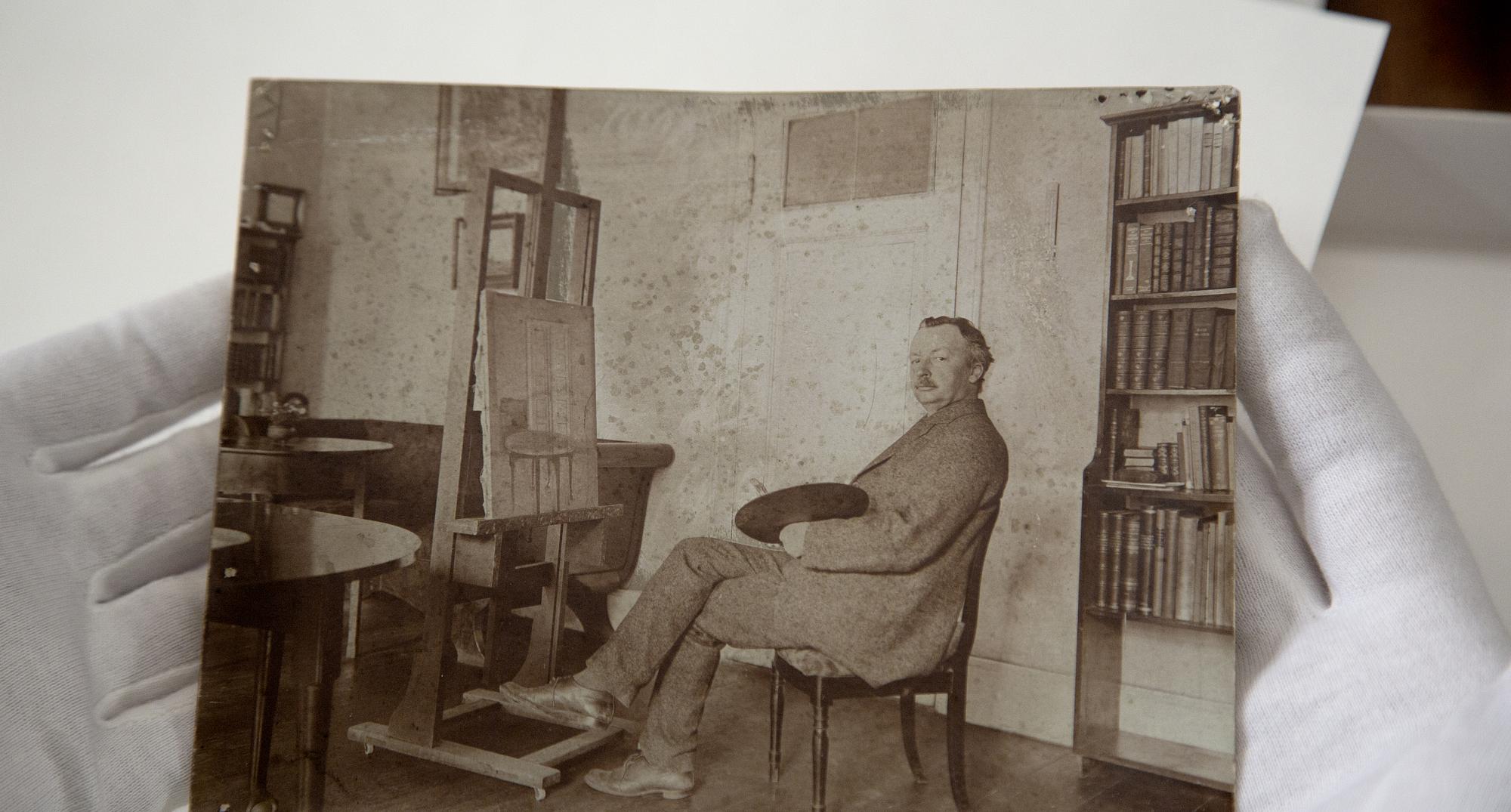 Fotografi af Vilhelm Hammershøi foran sit staffeli. Den Hirschsprungske Samlings arkiv

