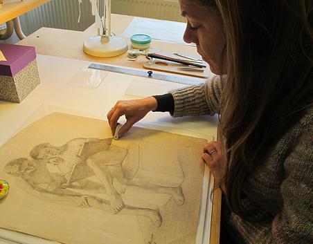 Under konserveringen af Roeds tegning. Karen Esser er konservator, M.sc. med speciale i kunst på papir.
