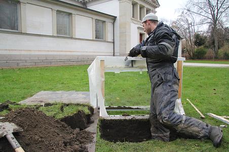 Rune Bosse udgraver prøver af jorden foran museet. 
