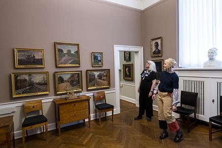 Den tætte ophængning kombineret med de mange kunstnermøbler i udstillingsrummene er med til at give museet en særlig intimitet. Foto: Jacob Ljørring
