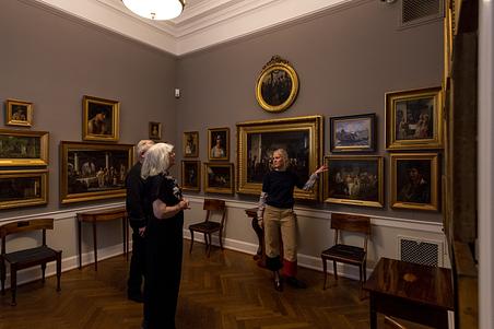 Museet blev fra åbningen i 1911 indrettet med kunstnermøbler og tætte maleriophængninger. Foto: Jacob Ljørring
