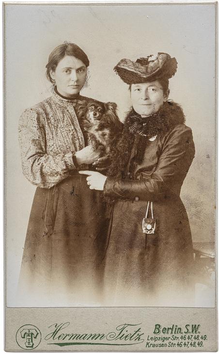 Bertha Wegmann sammen med forfatteren Toni Möller, der også var Wegmanns sekretær og veninde og ikke at forglemme hunden Fukki.
Foto: Hermann Tietz
