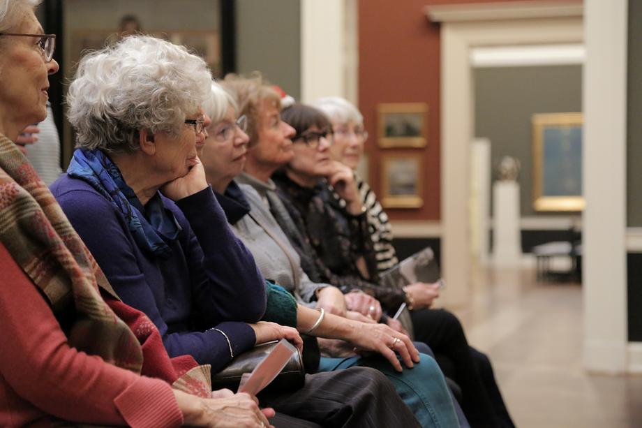 kvinder-sidder-pensionister-publikum