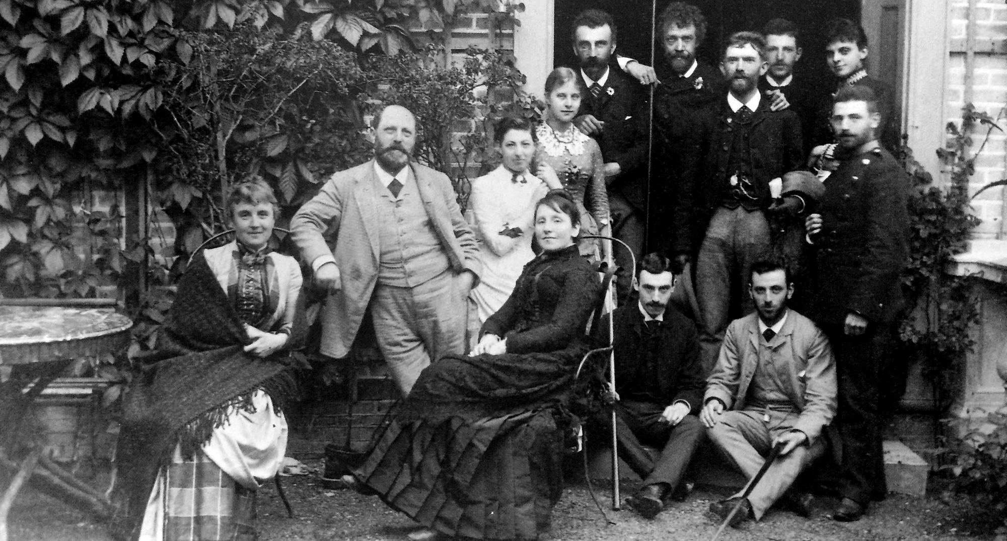 Billede: Hirschsprungfamilien og flere af deres venner. Pauline sidder i den sorte kjole i midten.
