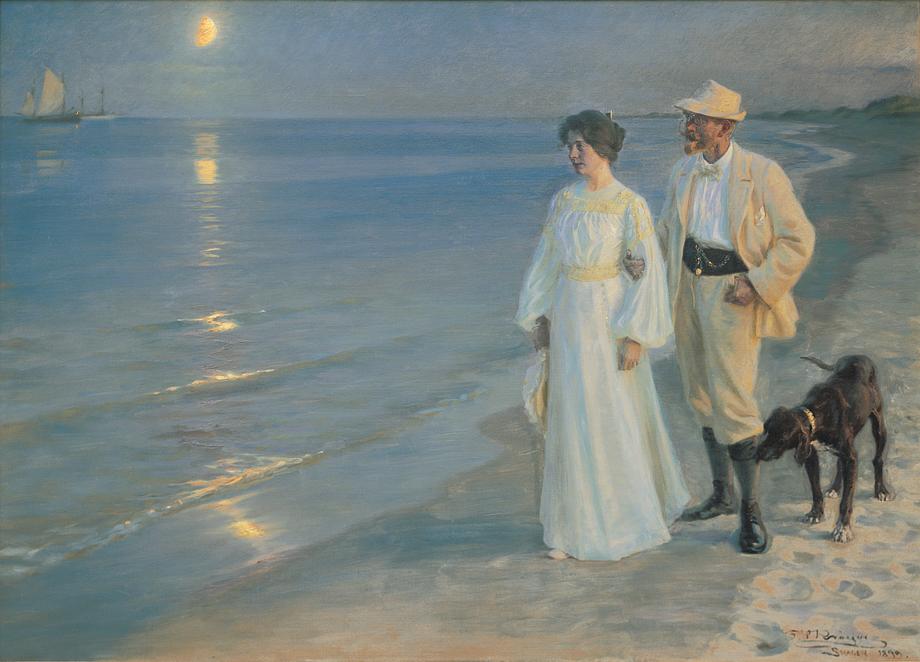 Marie og P.S. Krøyer går langs Skagen Strand i den blå time i Krøyers maleri fra 1899. Lyset fra månen spiller i vandet, imens parret ser ud over det tyste hav.
